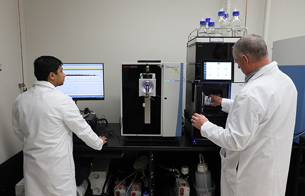 Proteomics equipment with lab team