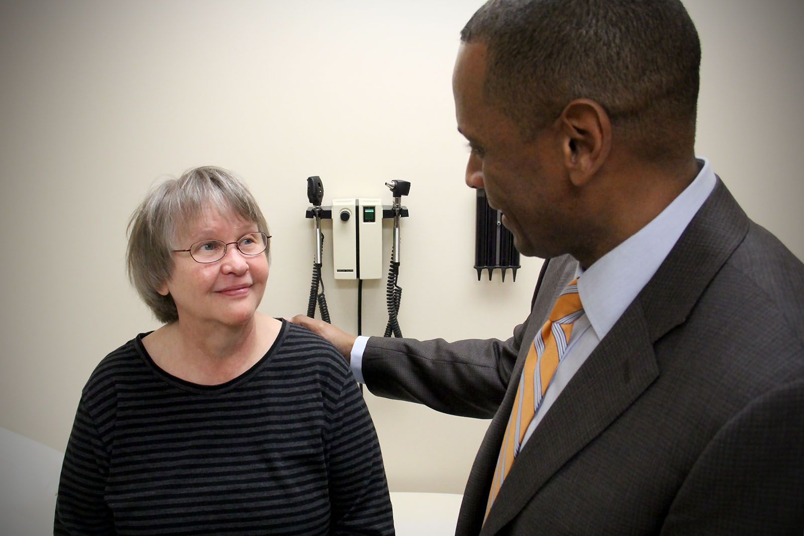 A patient speaks with a doctor about lung screening